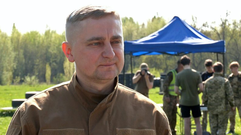 У Луцьку старшокласники вчаться стріляти, керувати дронами й шукати міни