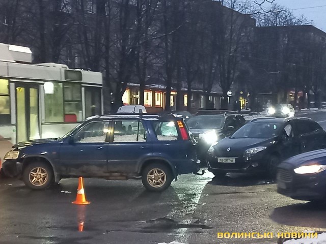 У Луцьку на Відродження зіткнулися легковики, одного з водіїв госпіталізували