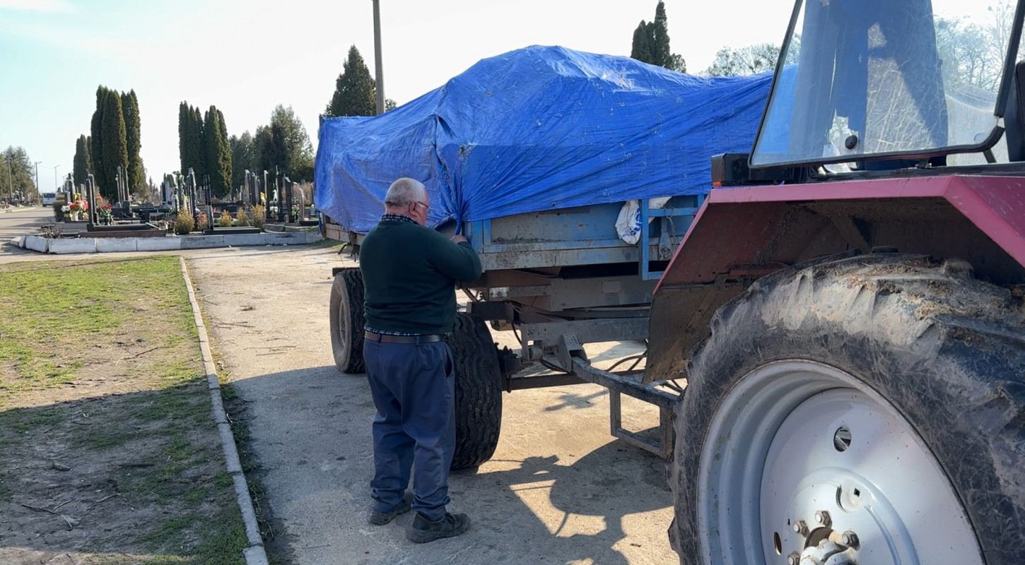 Лучани прибирають на кладовищах перед Великоднем та Провідною неділею