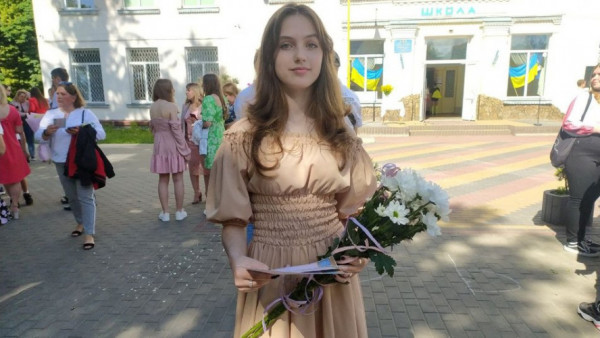 Із квітами та усмішками: у луцькій школі дев'ятикласникам вручили атестати