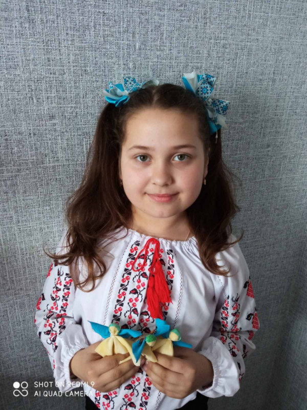 Юна волинянка зробила для захисників України 55 ангелів-оберегів