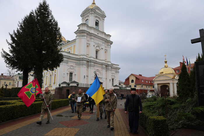 Навіки 24: у Луцьку попрощалися із загиблим Героєм Олександром Повхом