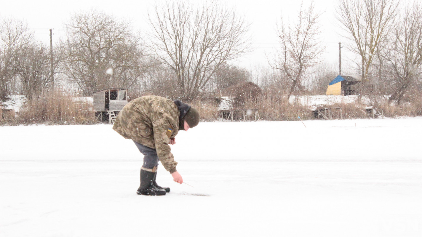 Крига 10 сантиметрів та жерлиці на щуку: фоторепортаж із зимового ставка у селі на Волині