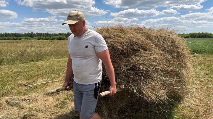 Сінокос по-волинськи: з дідівською косою, обідом у затінку та спогадами про поліські болота