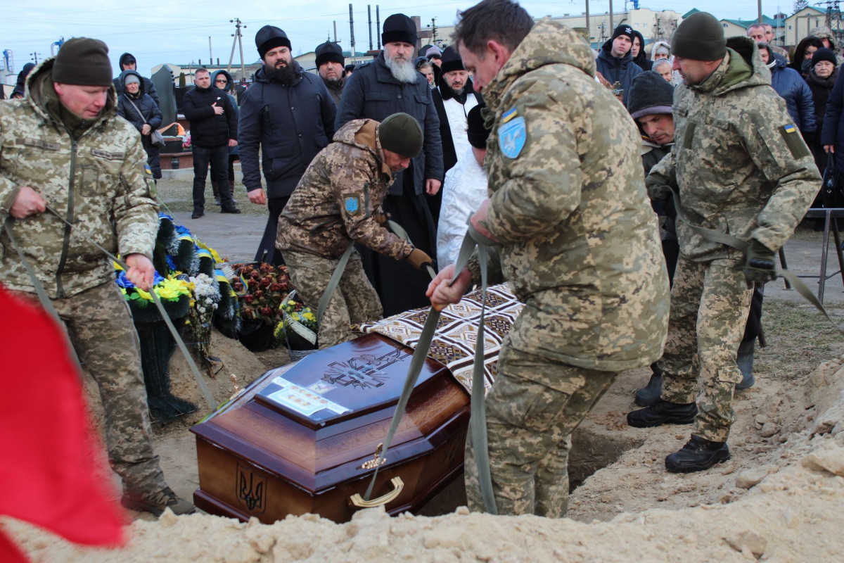 Весільний коровай розділили на кладовищі: на Волині попрощались з Героєм Павлом Бурцем