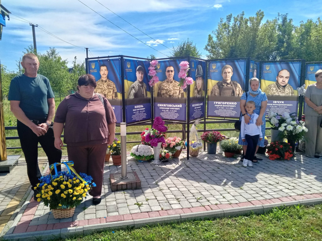 На Волині мати загиблого воїна встановила Хрест материнської любові на Алеї Слави