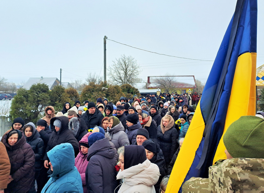 Зійшлося усе село: на Волині попрощалися з молодим Героєм Ігорем Тимоніком