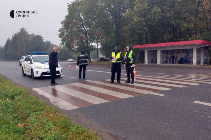 Вийшла з автобуса і збиралася перейти дорогу: на Волині авто збило жінку