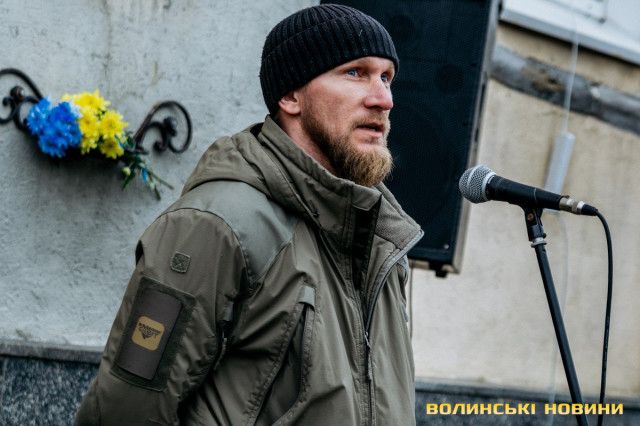 «Він ніколи не думав про себе й не скаржився»: у Луцьку відкрили меморіальну дошку на честь бойового медика Романа Ткача