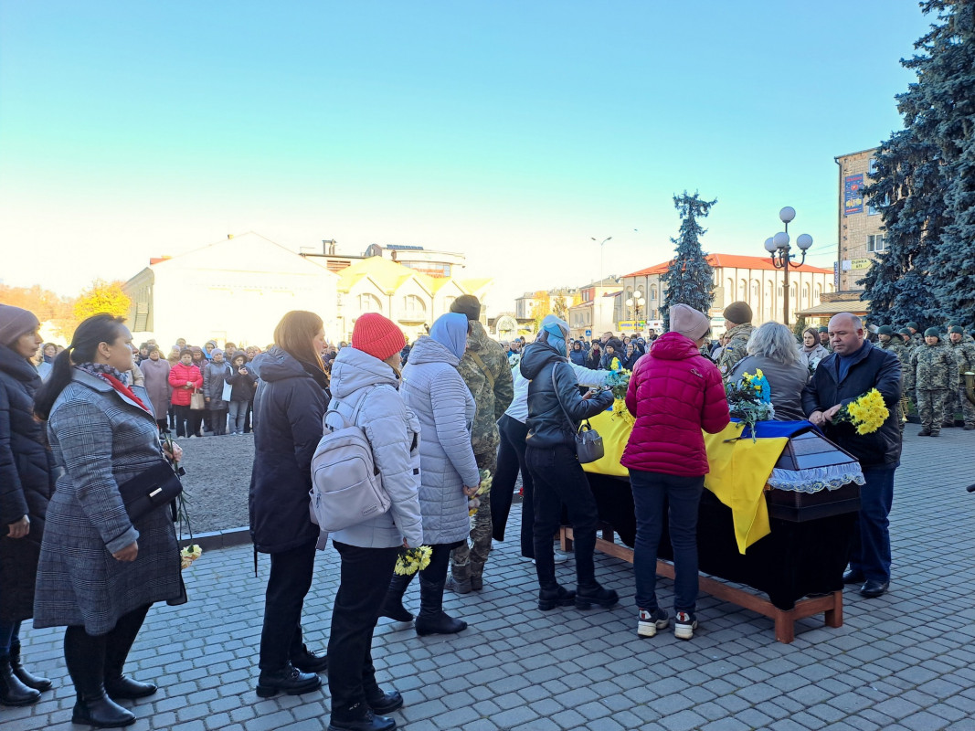 Коровай ділили на кладовищі: на Волині попрощалися з Героєм Максимом Хецером