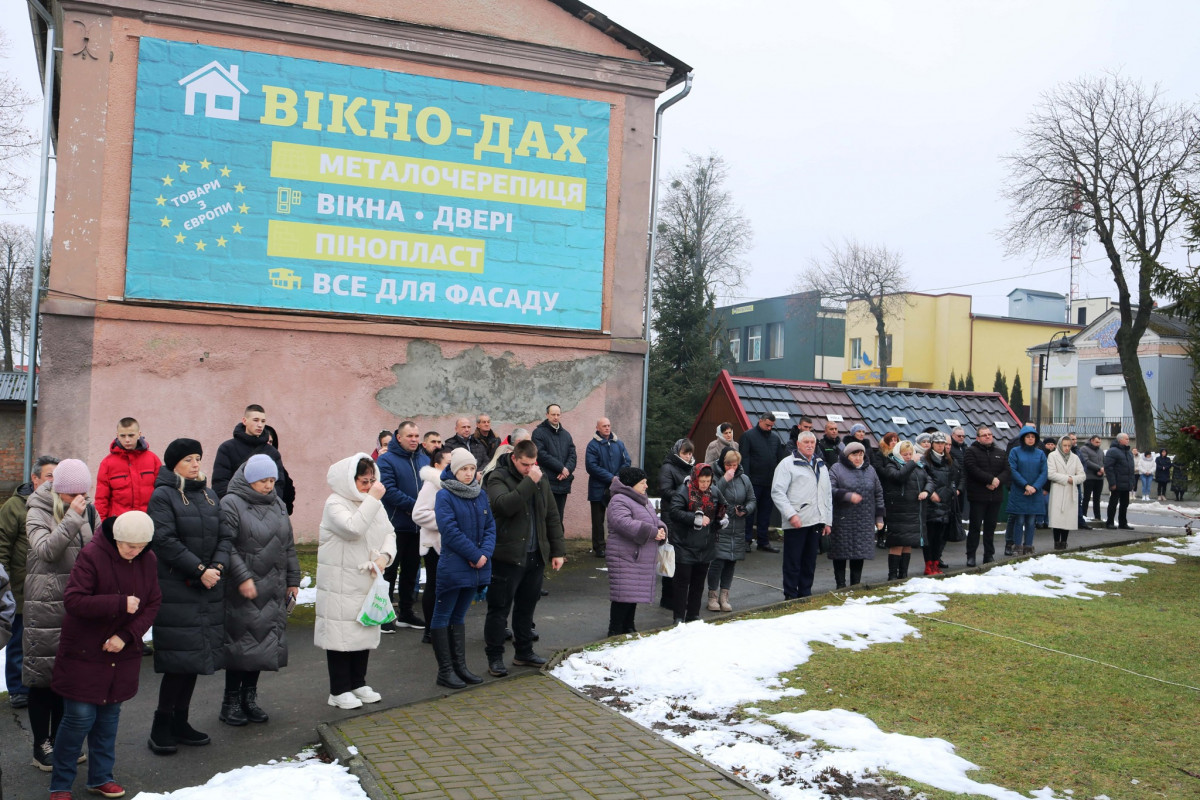 Пів року вважали зниклим безвісти: на Волині всім селом прощалися з 31-річним Героєм Іваном Майструком. Фото