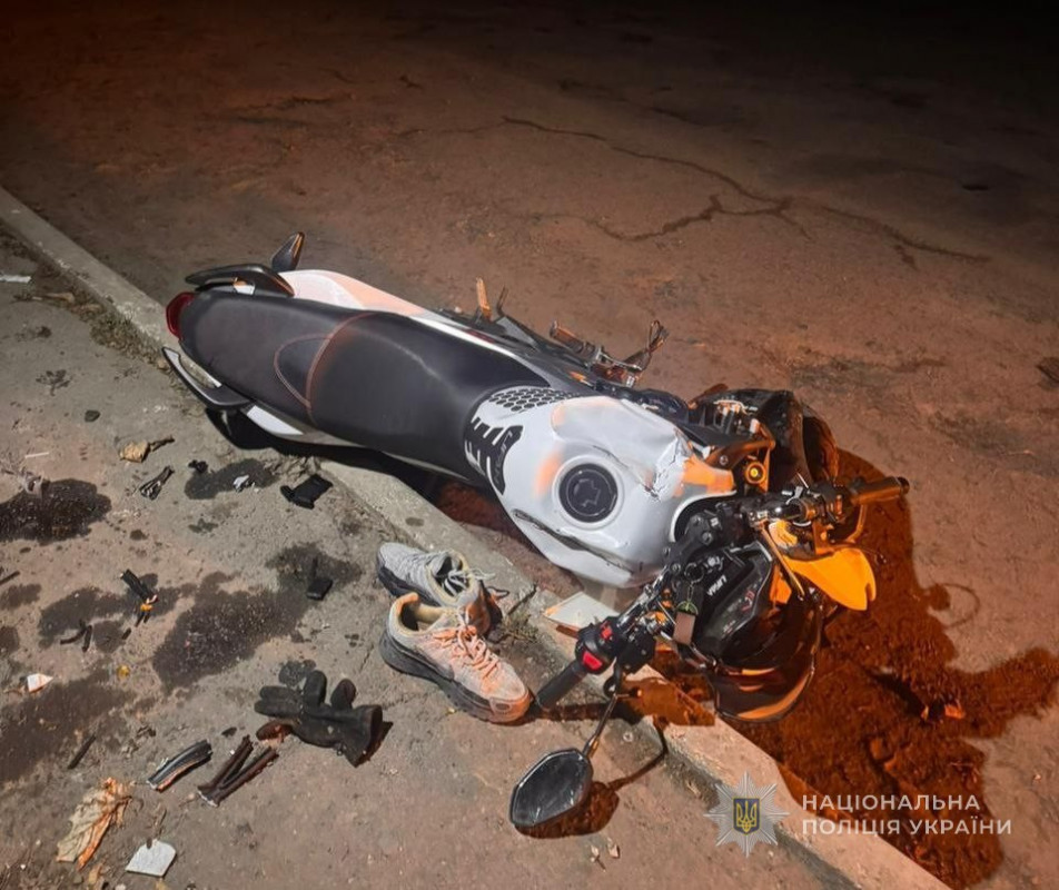 На Волині двоє юнаків на мотоциклі врізалися у стовп: постраждалі у лікарні