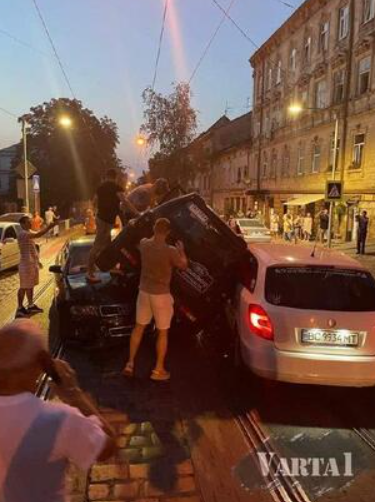 У Львові позашляховик припаркувався на даху двох легковиків. Фото
