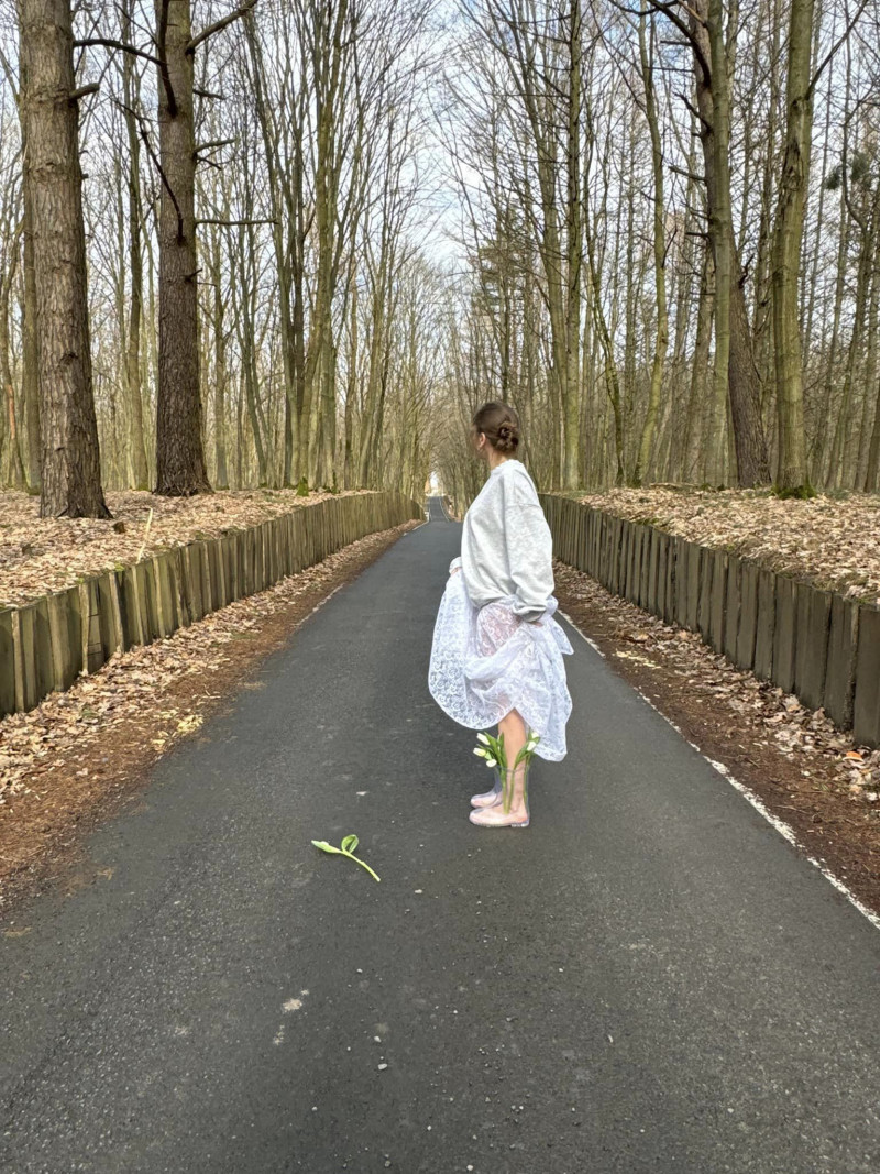 «Життя - під ногами»: блогерка поділилася весняними світлинами у лісі на Волині