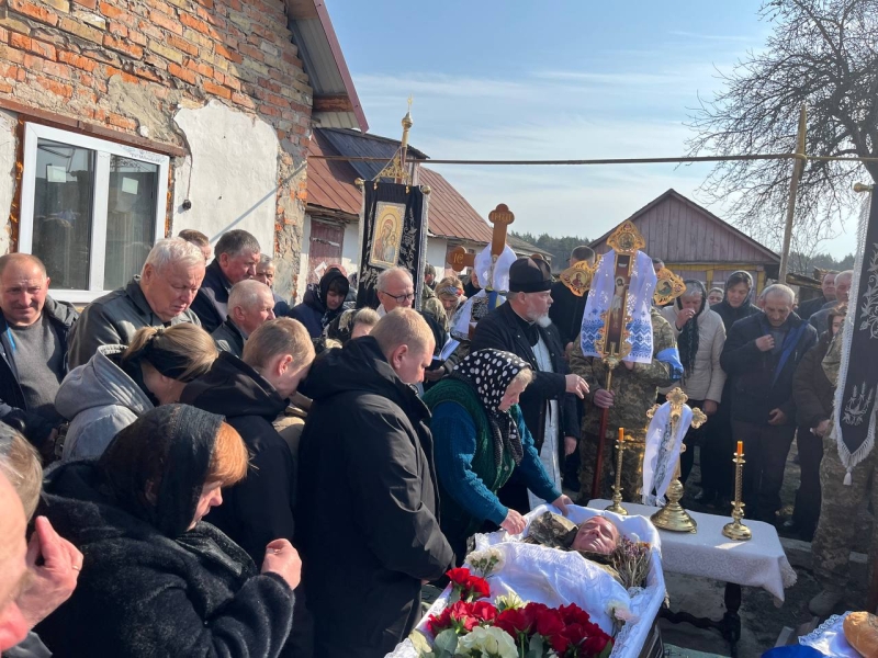 Серце воїна зупинилося у зоні бойових дій: на Волині провели в останню дорогу Героя Анатолія Баранося