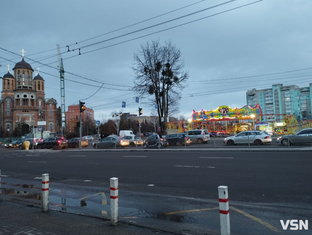 У Луцьку біля ПортCity не працюють світлофори, люди змушені перебігати дорогу: сталася аварія. Фото