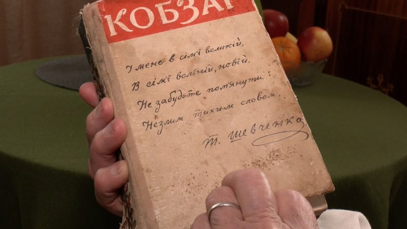 «Без Шевченка нема України»: 87-річна волинянка цитує поеми і зберігає «Кобзар» 1961 року