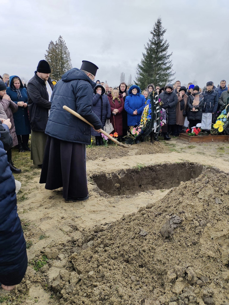 Без батька залишилось двоє синів: на Волині попрощалися  із Героєм Василем Бекеруком