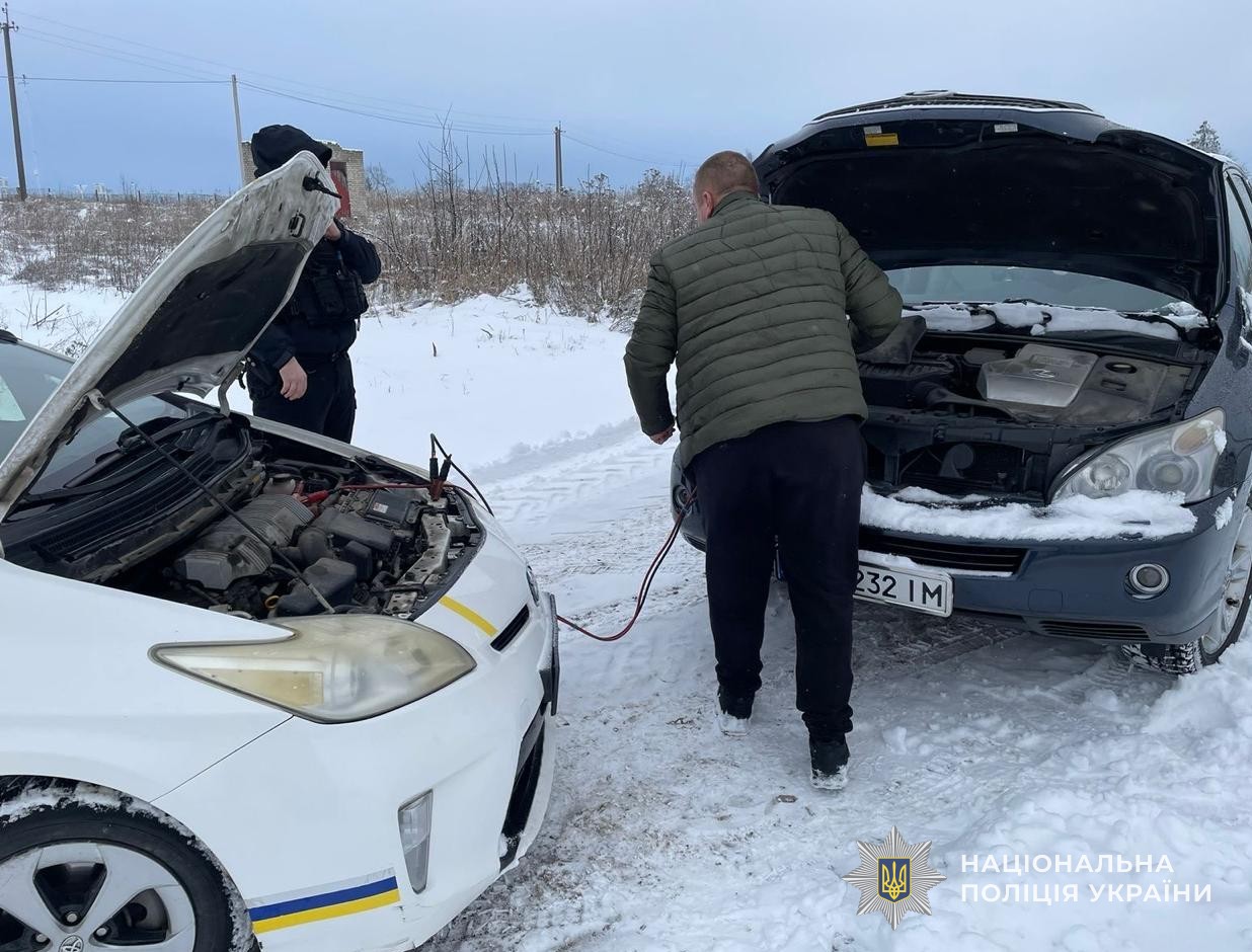 Поліцейські допомагають виштовхати автомобілі: дороги Львівщини позамітало снігом. Фото