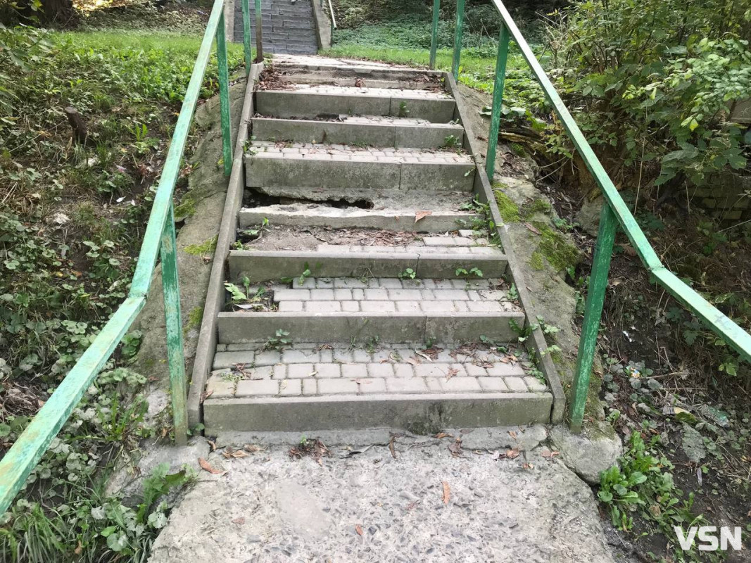 У Луцьку ремонтують сходи біля дитячої залізниці
