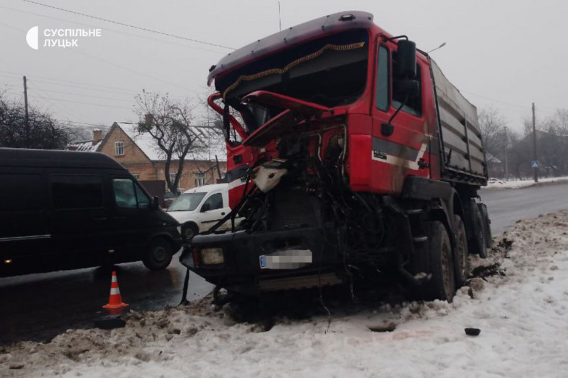 У Луцьку зіткнулися дві вантажівки: одна із них в'їхала у двір. Фото, відео