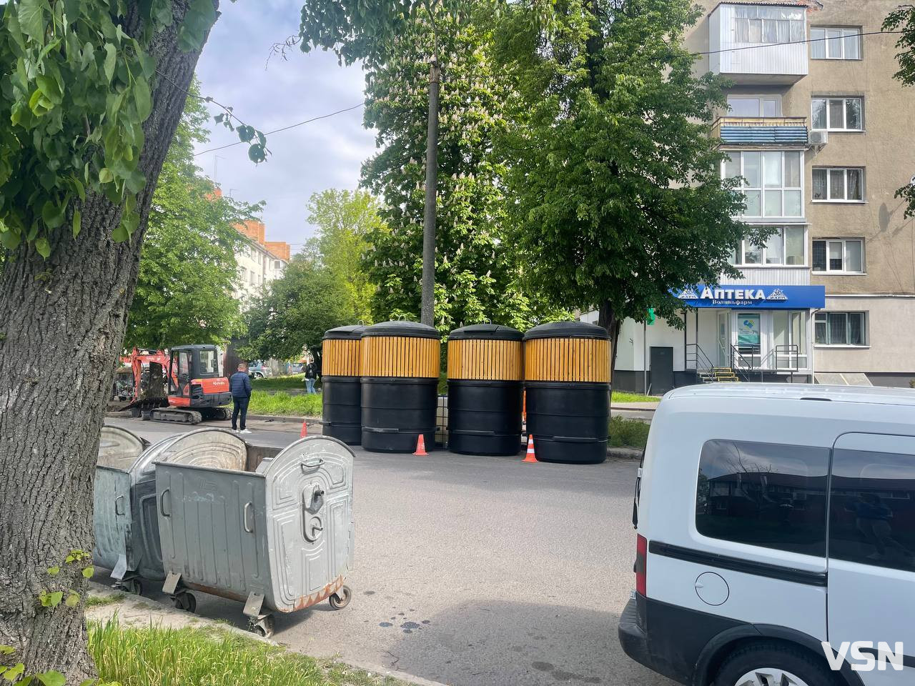 У Луцьку встановлюють нові підземні смітники