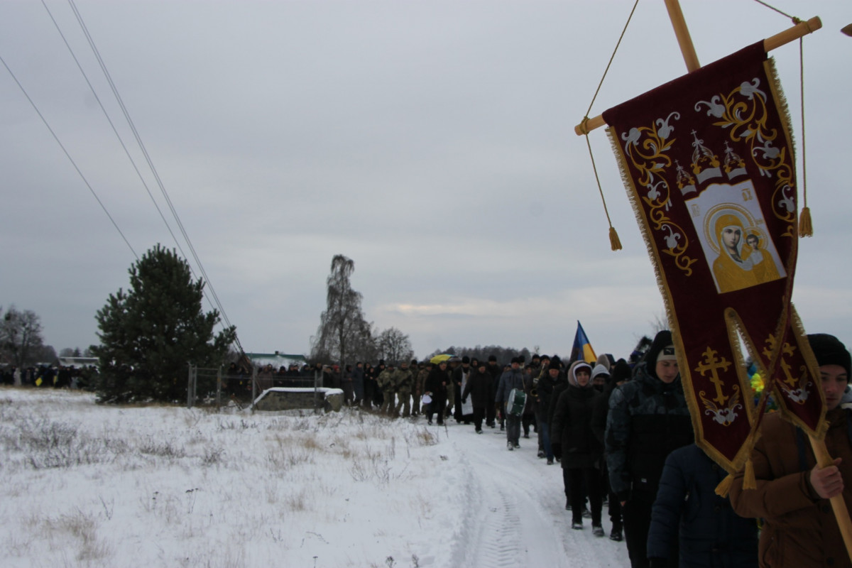 Загинув ще влітку: на Волині все село прийшло на поховання 25-річного Героя Владислава Величка