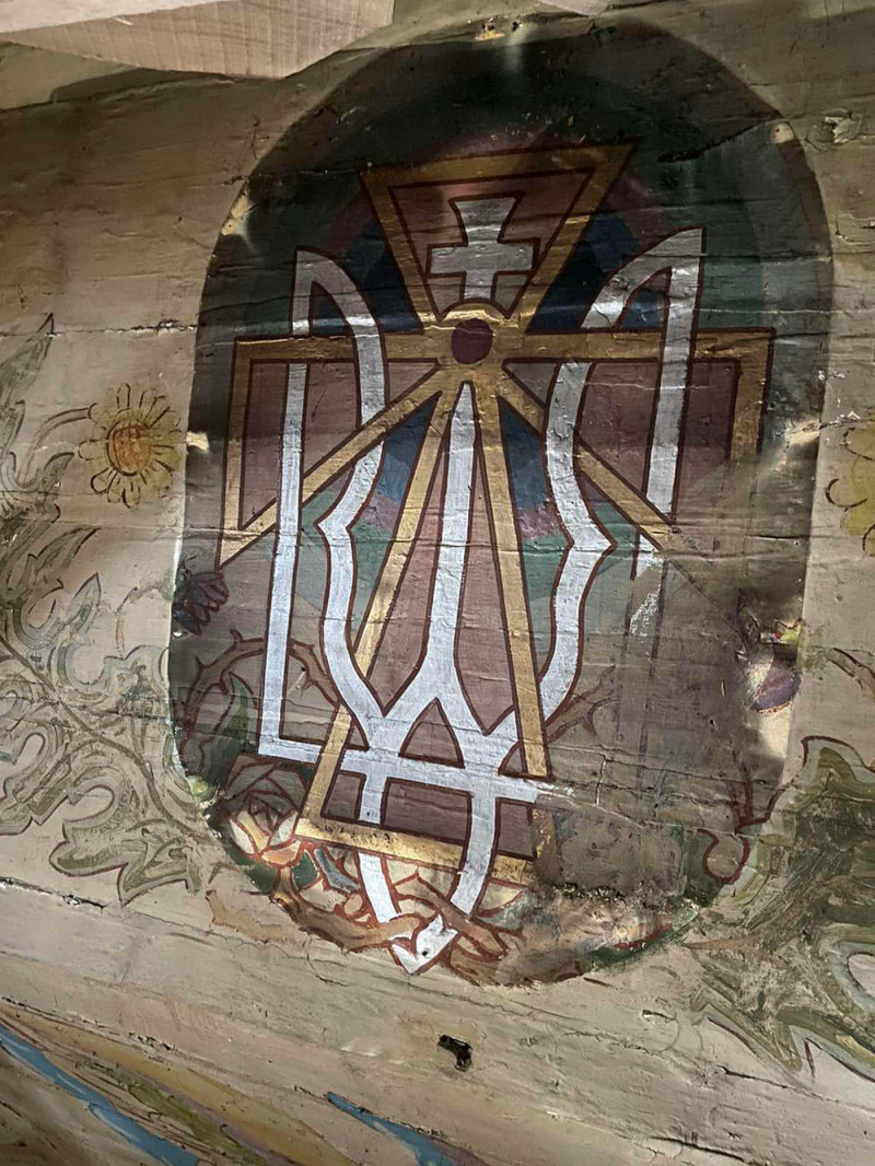 У старовинній українській церкві відшукали зображення чотирьох великих тризубів