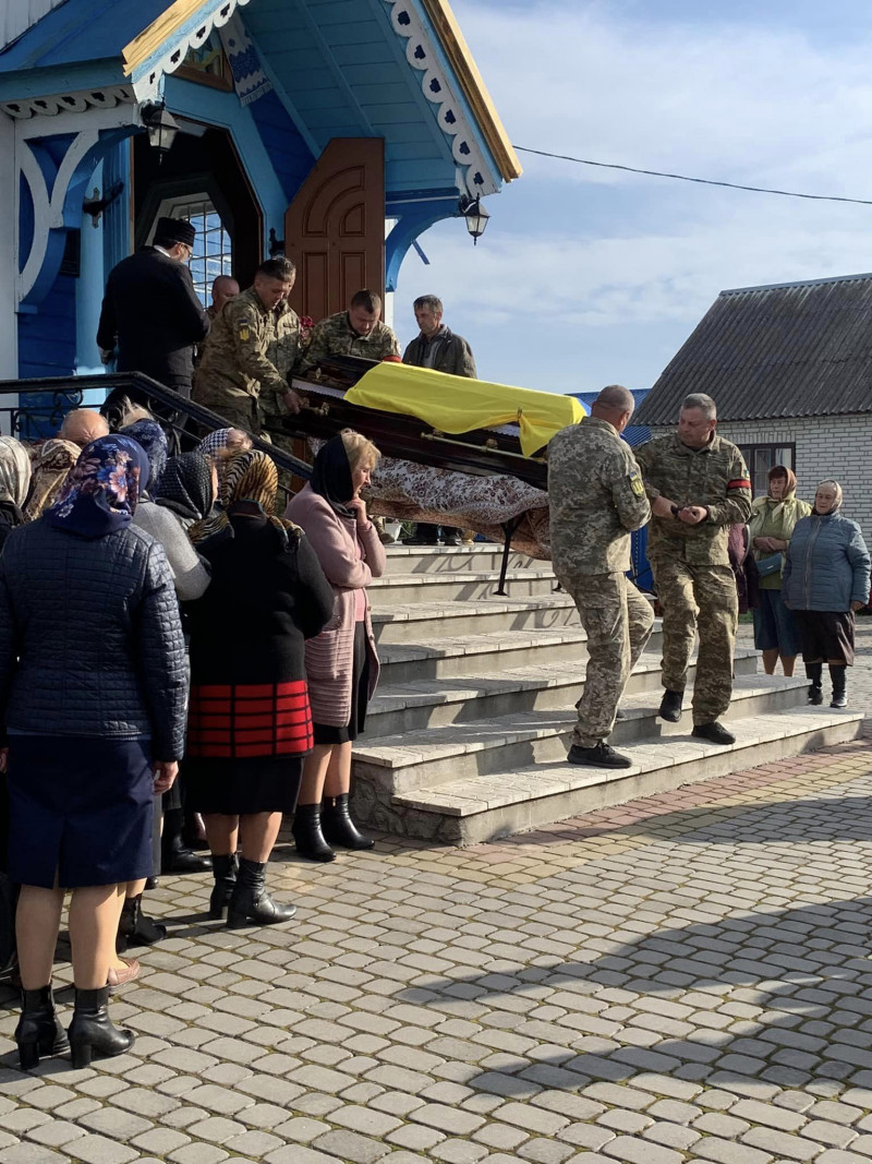 Помер на бойових позиціях: на Волині провели в останню дорогу захисника Олександра Юзвика