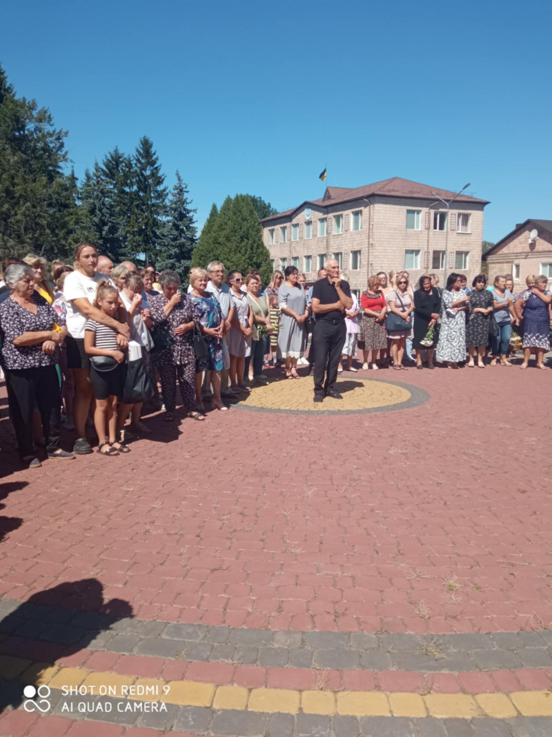 Мати обіймала труну та цілувала портрет сина: на Волині попрощалися із Героєм Миколою Вдовенком