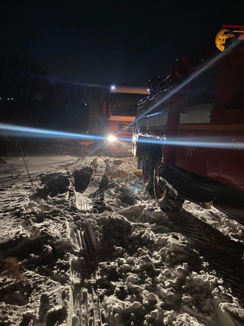 У Луцькому районі водій вантажівки потрапив у сніговий замет і перекрив дорогу
