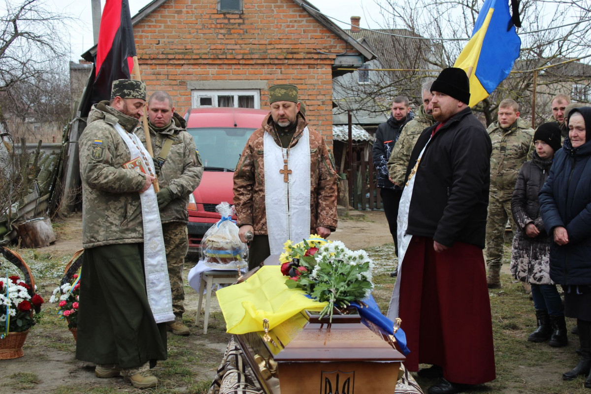 Весільний коровай розділили на кладовищі: на Волині попрощались з Героєм Павлом Бурцем