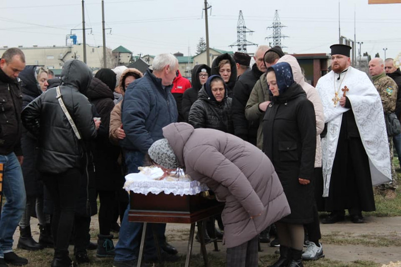 Донька та син втратили батька: на Волині попрощались із Героєм Василем Мартинюком