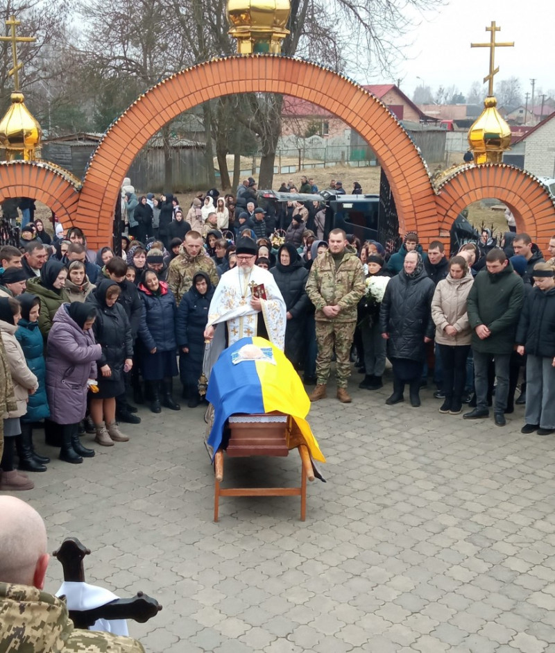 Мав приїхати й стати хрещеним батьком, але їхав у цей день додому у труні: спогади про бойового медика з Волині