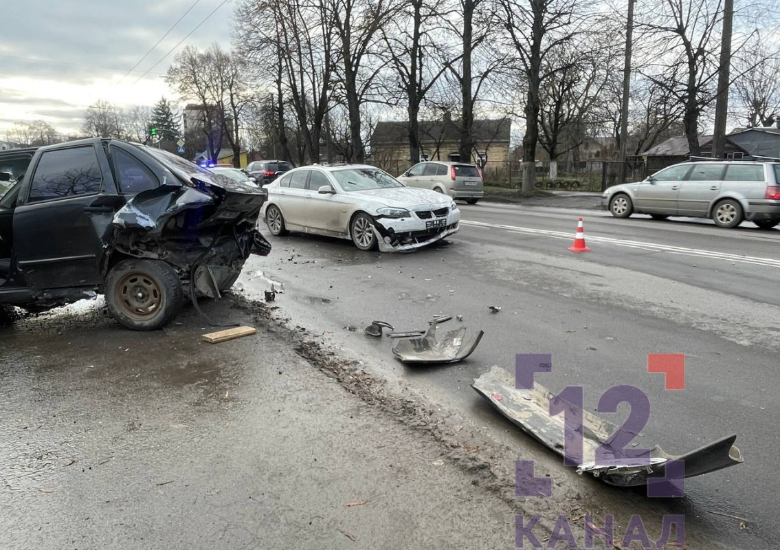 У Луцьку БМВ в’їхало у щойно припаркований легковик: автівки сильно «пом'ялися». Фото