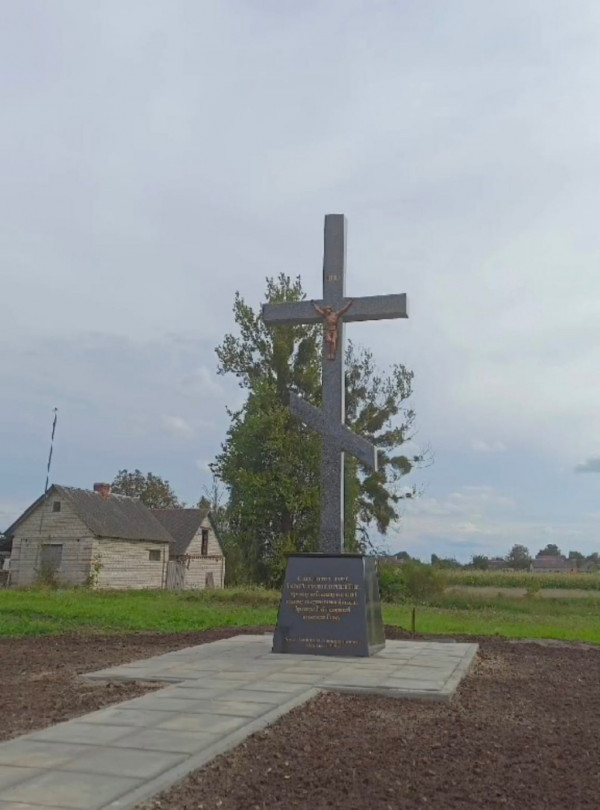 У селі на Волині оновили придорожній хрест