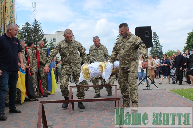 Повернувся з-за кордону, щоб стати на захист Батьківщини: на Волині попрощалися із Героєм Антоном Скаршевським