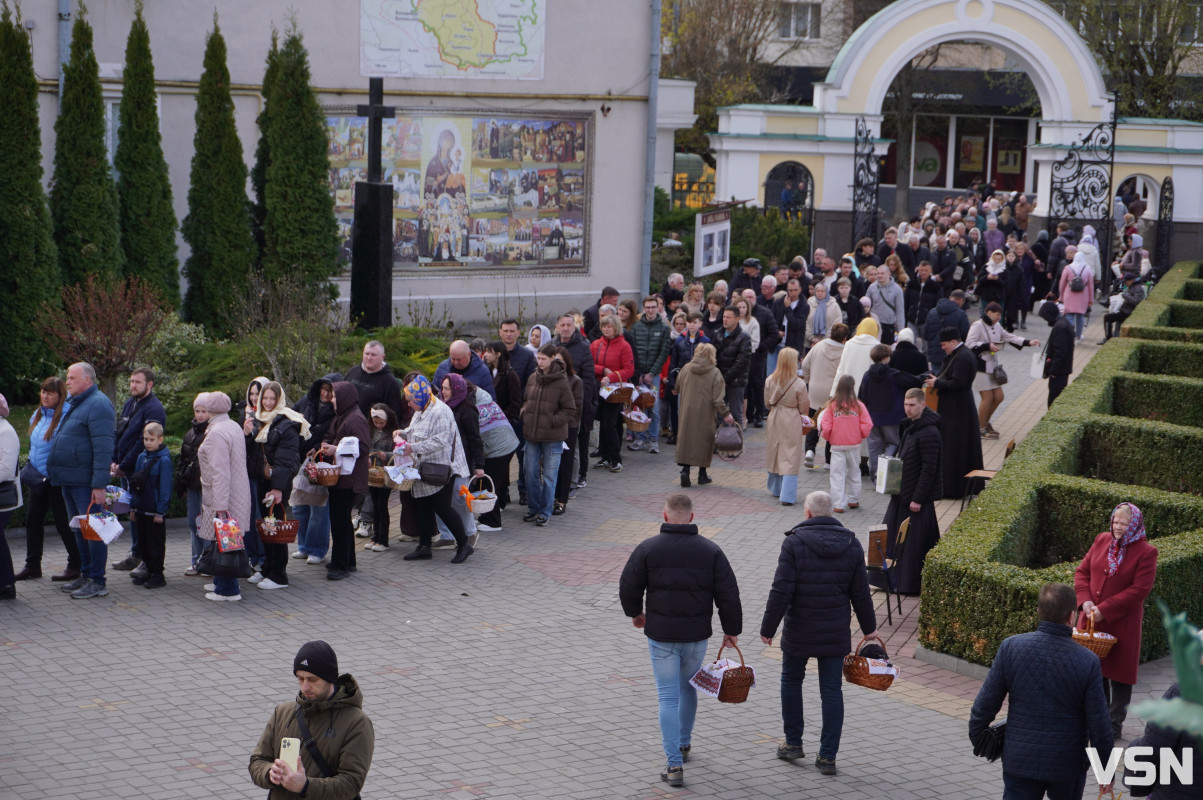 Як у Луцьку освячують Великодні кошики? Фоторепортаж