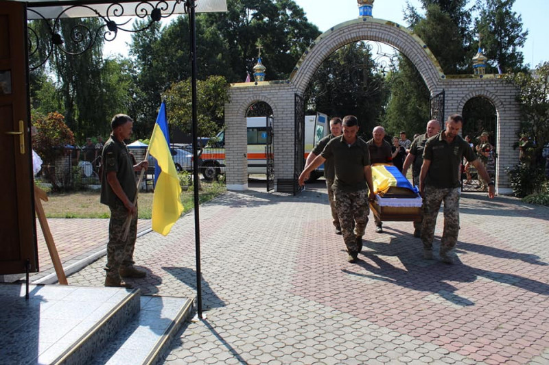 Весільний коровай розділили на цвинтарі: на Волині попрощались із Героєм Едуардом Вовчуком