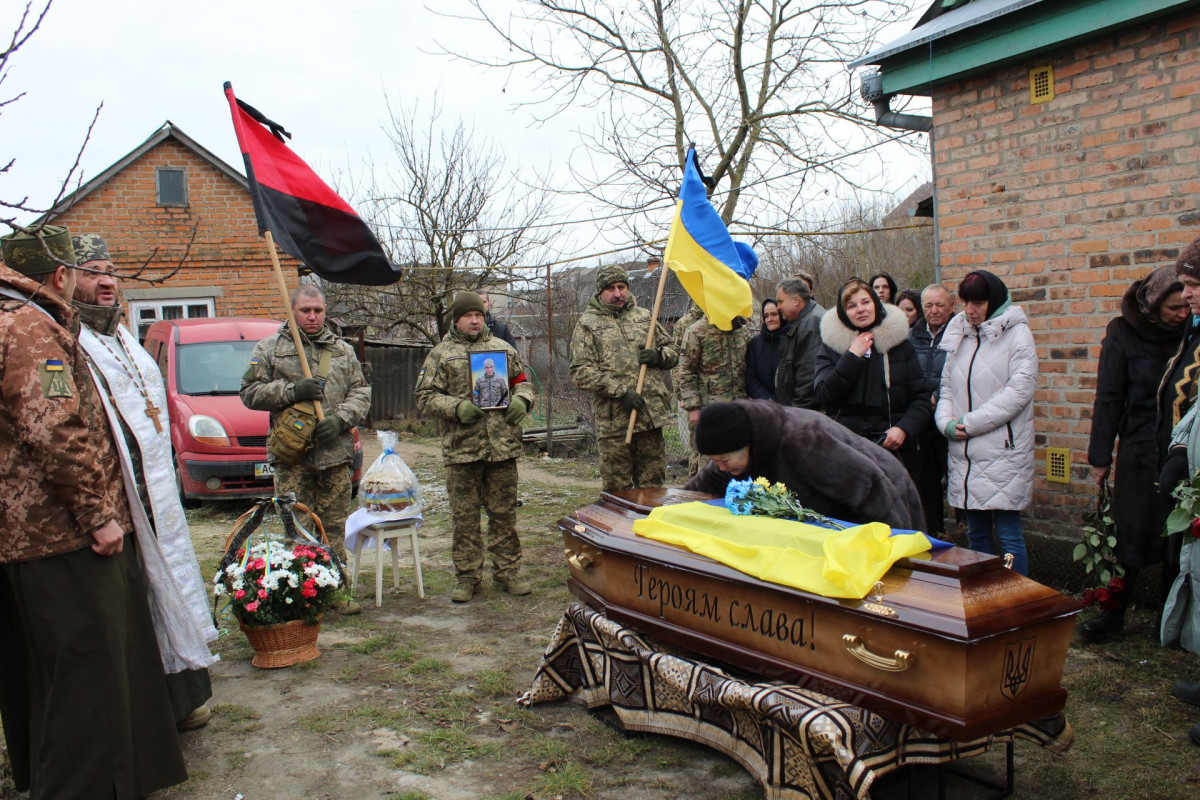 Весільний коровай розділили на кладовищі: на Волині попрощались з Героєм Павлом Бурцем