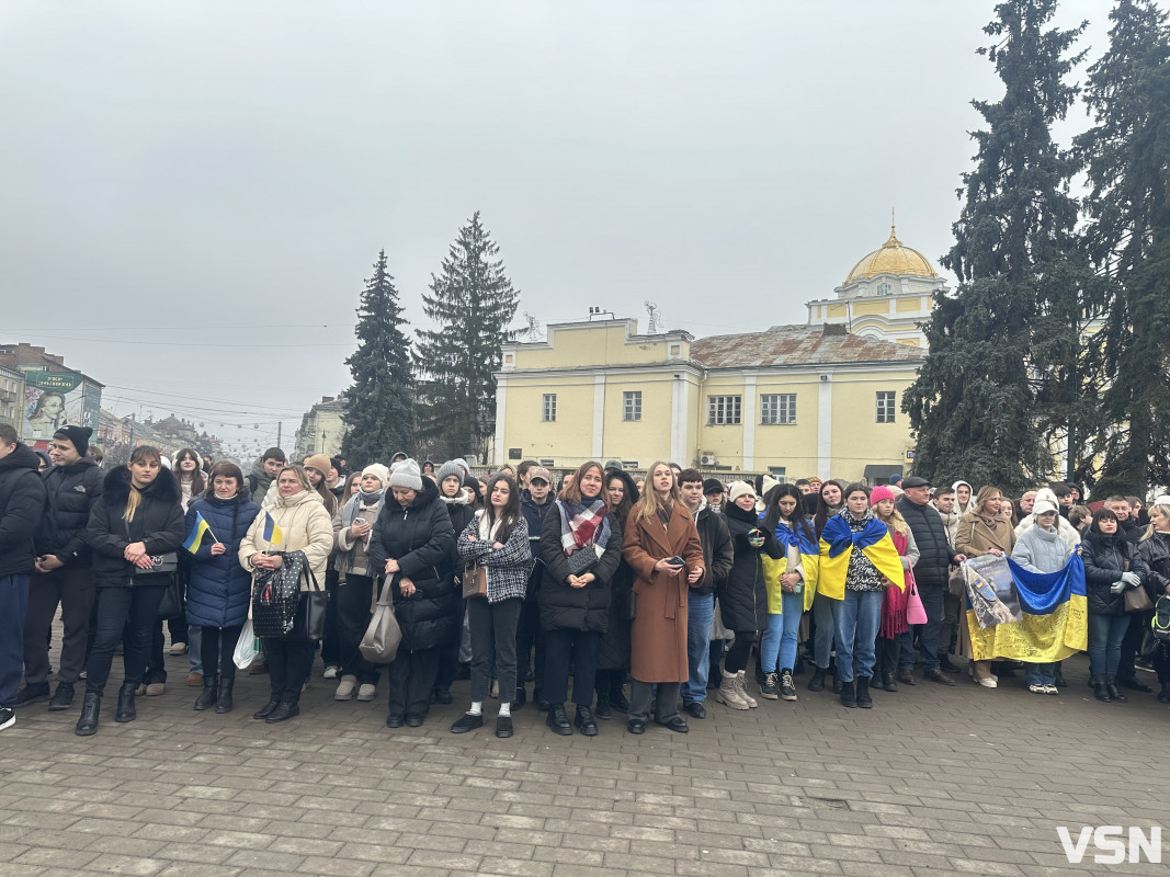 «Ланцюг Єднання» у Луцьку: сотні людей із прапором України відзначили День Соборності