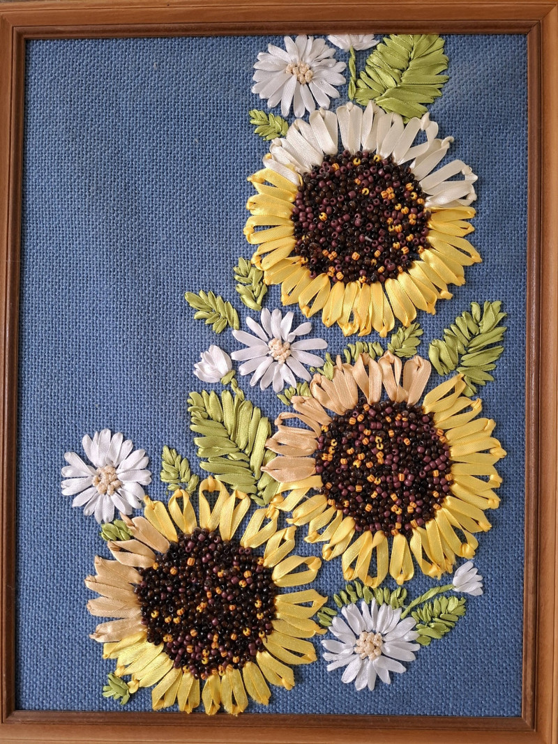 Пів століття присвятила медицині, а все життя — творчості: історія волинської вишивальниці