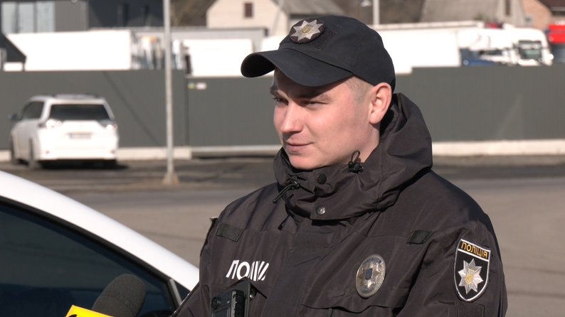 Люди перебігають дорогу просто між фурами: мешканці села біля Луцька просять автобус та перехід