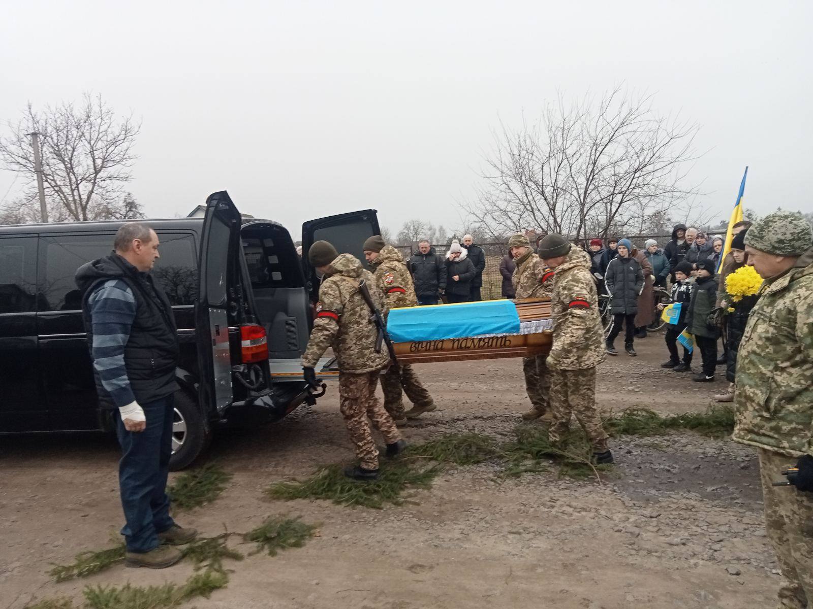 Через сім місяців невідомості Герой повернувся додому: на Волині попрощалися військовим з Володимиром Бортником