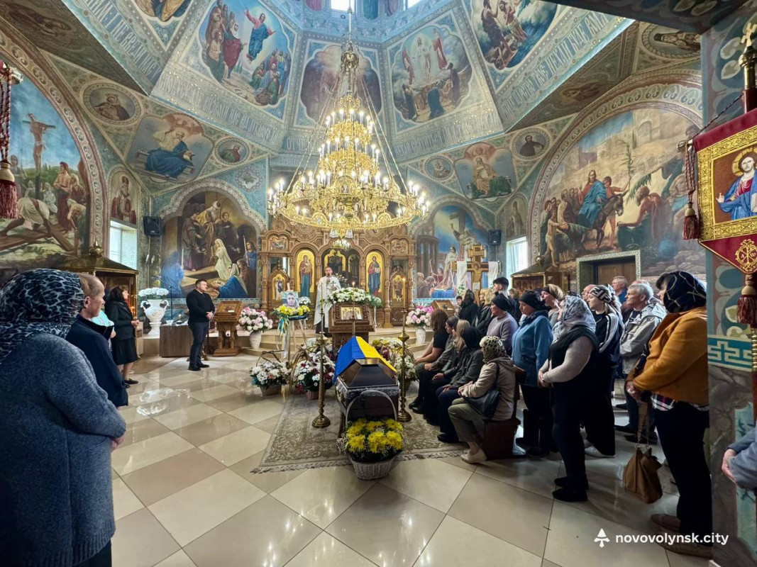 Вважався зниклим безвісти: на Волині в останню земну дорогу провели Героя Олександра Бєлова