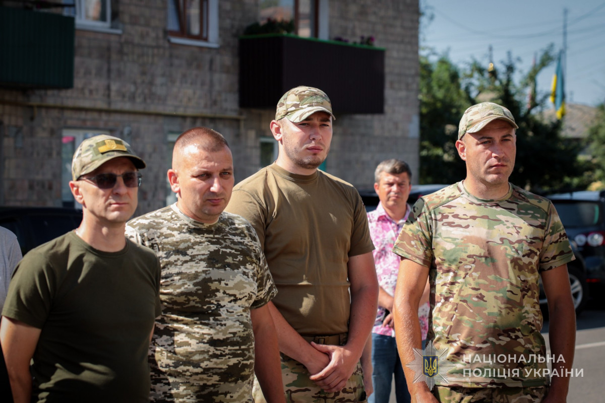 Навіки 38: на Волині відкрили меморіальну дошку поліцейському-добровольцю Юрію Кривошапці