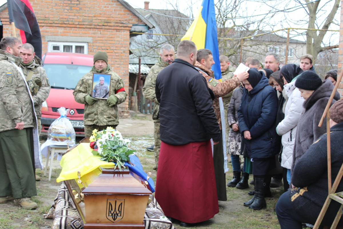 Весільний коровай розділили на кладовищі: на Волині попрощались з Героєм Павлом Бурцем