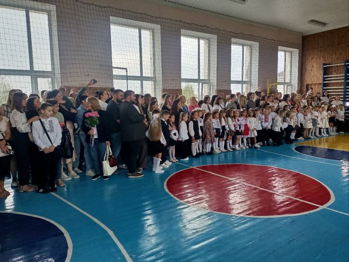 Приїхав із фронту лише на два дні: у Луцьку військовий повів доньку-першокласницю до школи