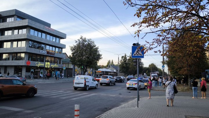 Відірвані колеса та двоє постраждалих: деталі ДТП у Луцьку