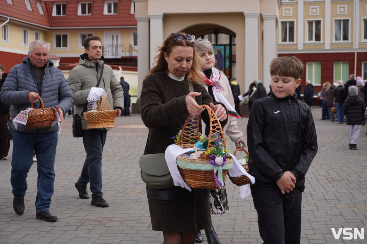 Як у Луцьку освячують Великодні кошики? Фоторепортаж